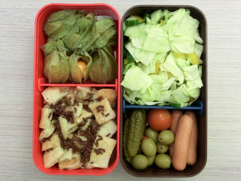 Bento Box gefüllt mit Schweinenacken ála Grillcamp, Coleslaw ála Grillcamp, Gurke, Tomaten, Erdbeeren, Pancakes, Schokolade, Paprika