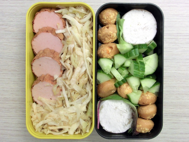 Bento Box gefüllt mit Leberkäse, Krautsalat, Handkäas, Brotbällchen, Gurke