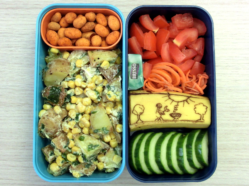 Bento Box gefüllt mit Tomaten, Käse, Gurke, Möhren, Banane, Kartoffelsalat, Erdnüsse